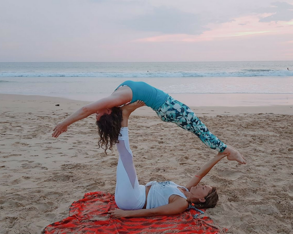 acro-yoga-beach-sunset-sri-lanka-yoga-holiday