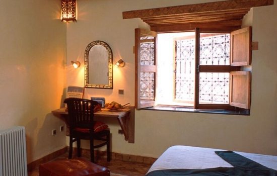 standard room double bed-window-desk
