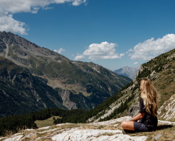girl meditating yoga class french alps, chamonix adventureyogi