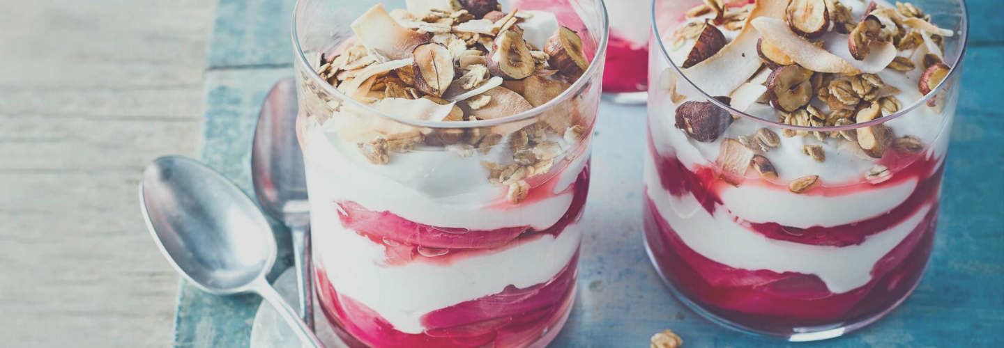 granola yoghurt and rasberry couli