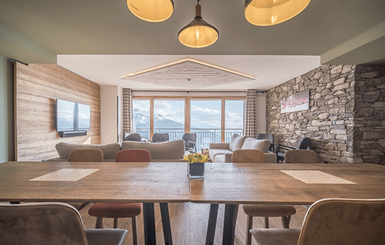 dining-table-mountain-views-la-rosiere